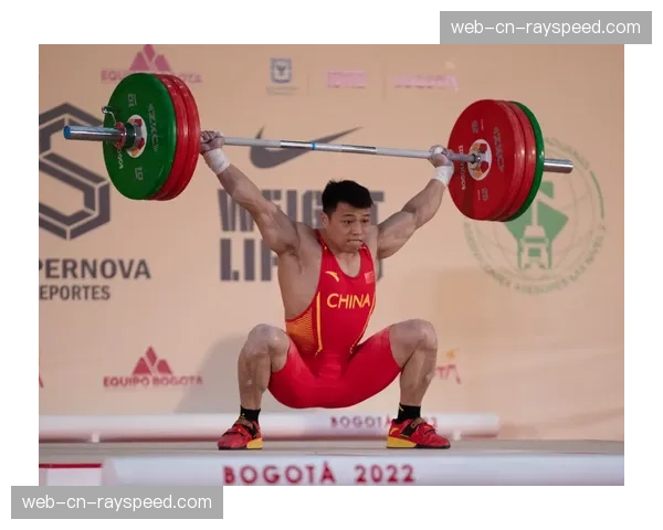 杠铃片碰撞声中的专注：茂名体校举重队冬训现场直击