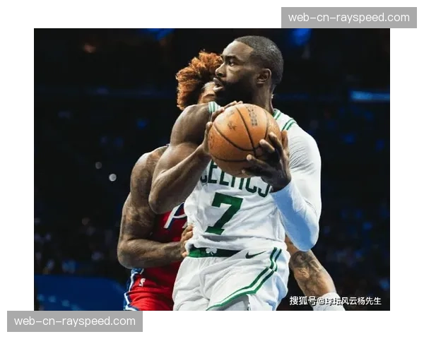 凯尔特人勇士比赛，布朗三双表现统治全场