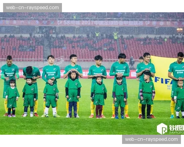 暖心一幕：小球童为摔倒的对方球员递上水瓶