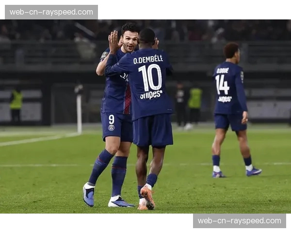 巴黎圣日耳曼4-0大胜洛里昂,维蒂尼亚传射建功。 巴黎圣日耳曼4-0大胜洛里昂,维蒂尼亚传射建功。