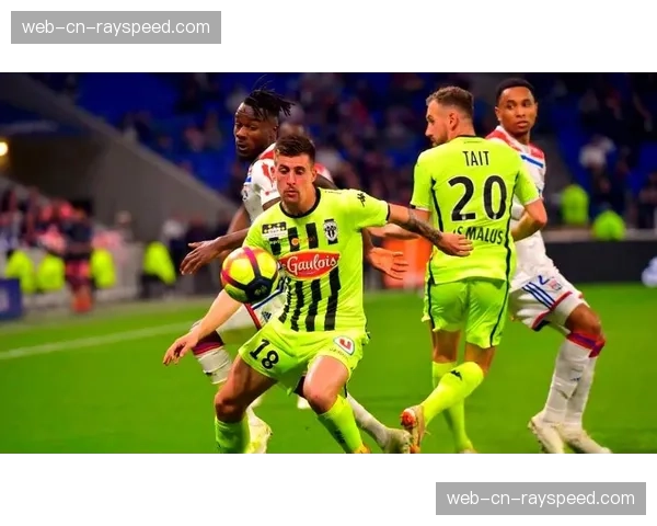 战术分析：水晶宫零封胜利，防守体系成功限制对手核心前锋